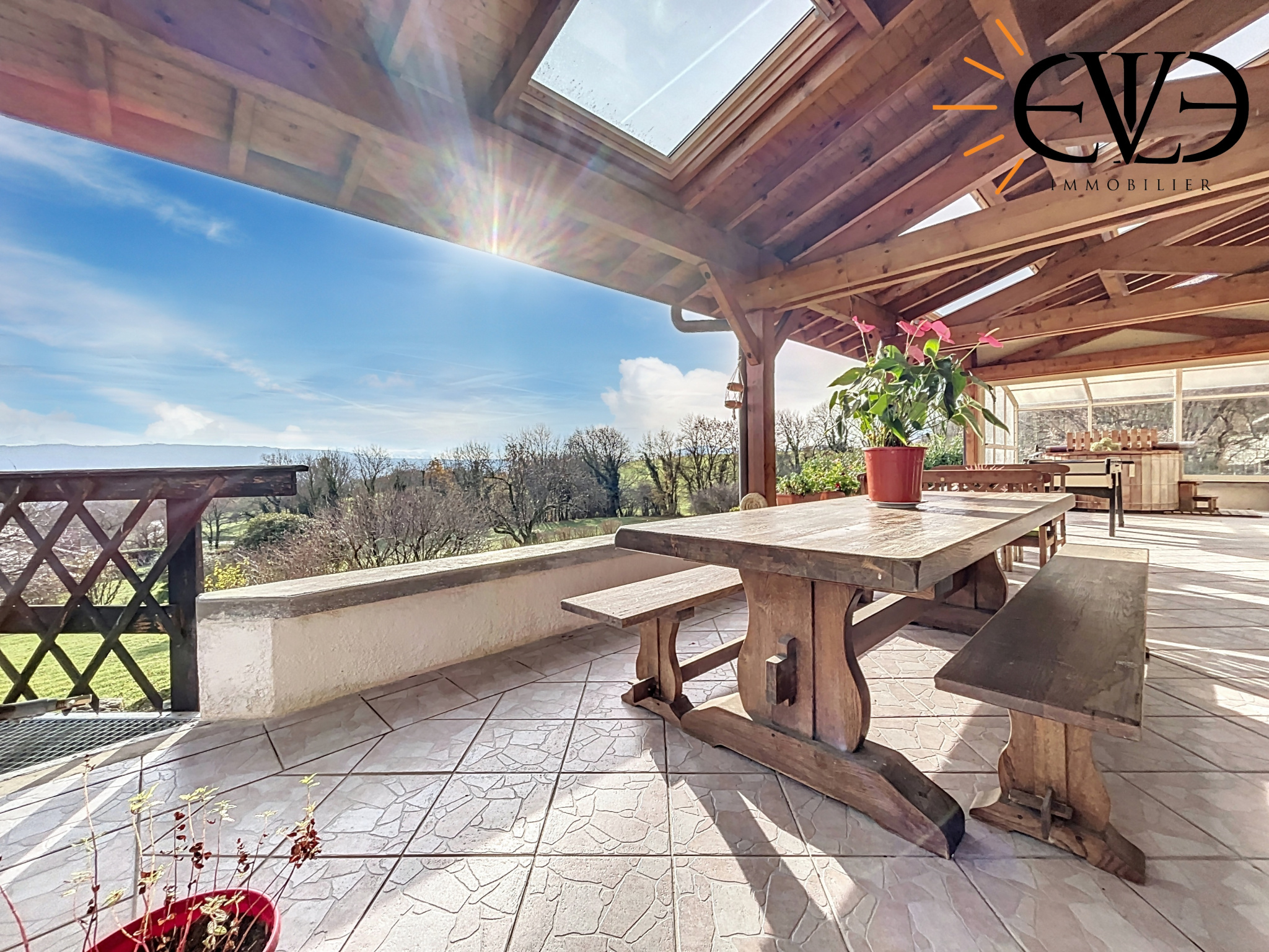 À Vendre :  ‘L’Horizon’   Grande maison avec 1850m2 de terrain   Vue Imprenable sur la Chaîne