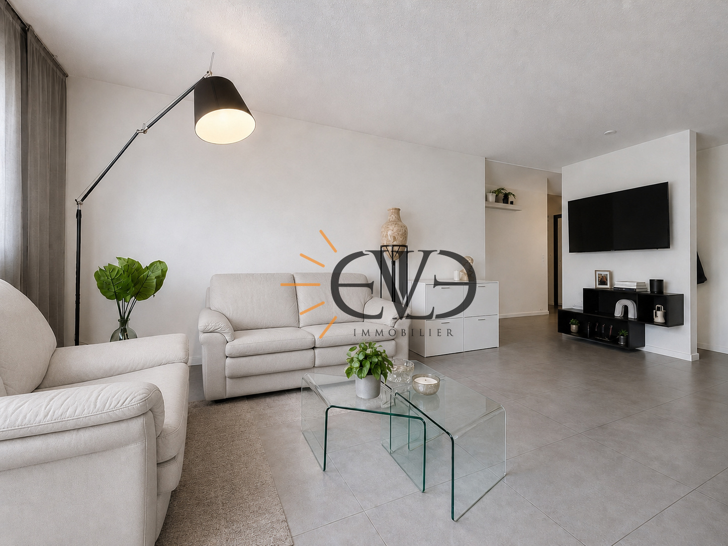 À VENDRE   Le Citadin Appartement T3 rénové de 73 m2 à Saint-Julien-en-Genevois   À deux pas de la douane de P