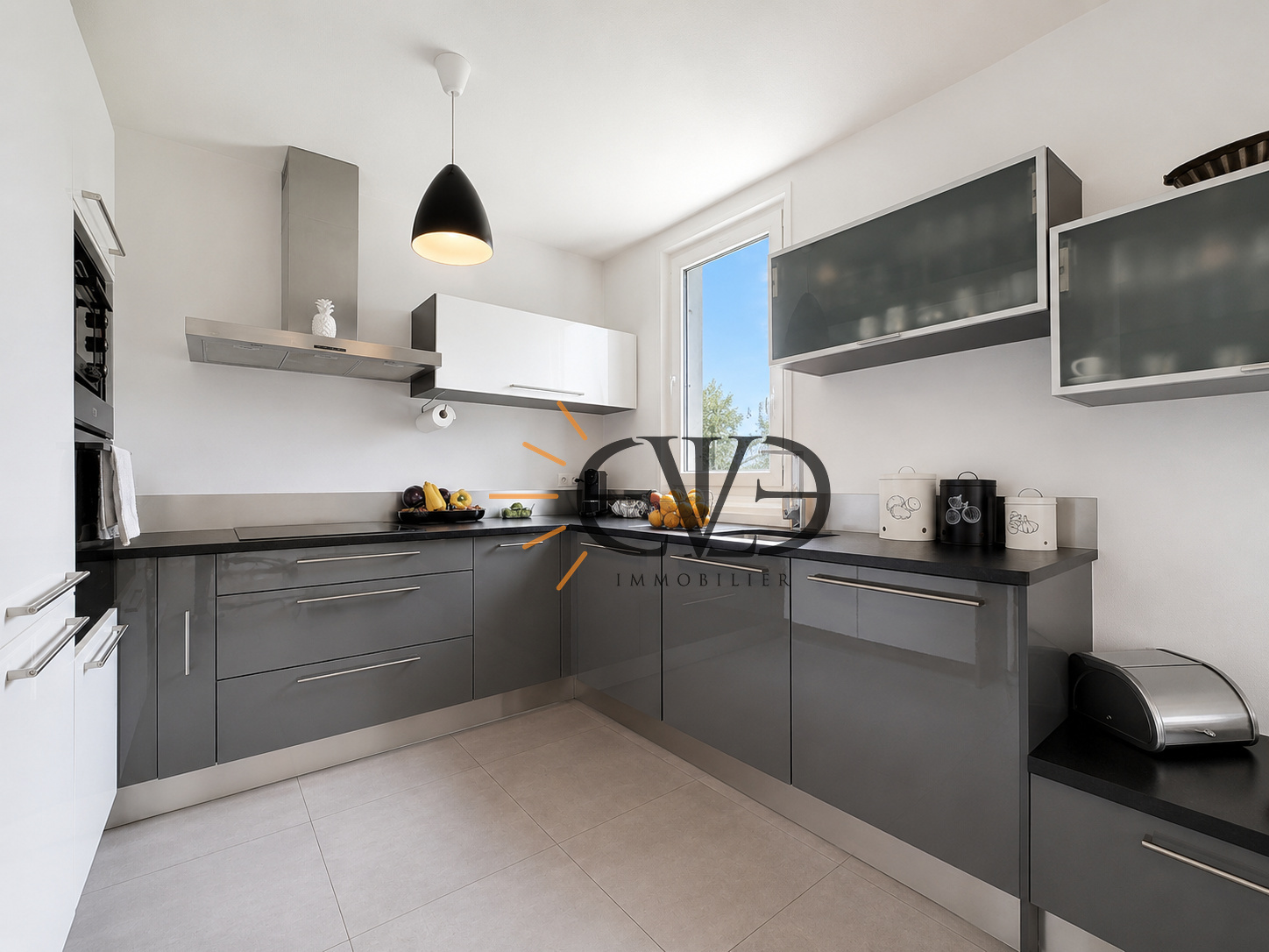 À VENDRE   Le Citadin Appartement T3 rénové de 73 m2 à Saint-Julien-en-Genevois   À deux pas de la douane de P