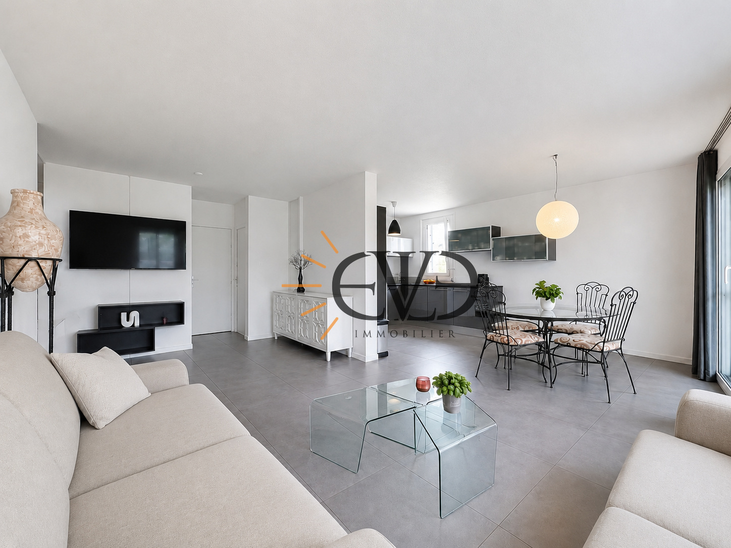 À VENDRE   Le Citadin Appartement T3 rénové de 73 m2 à Saint-Julien-en-Genevois   À deux pas de la douane de P